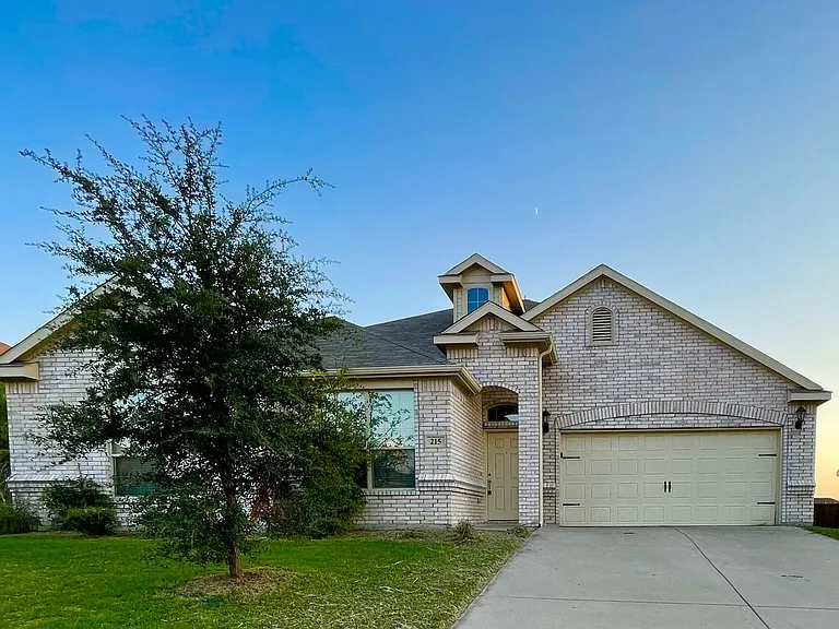 215 Clark Dr — Photo 2