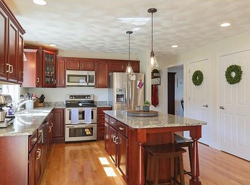 3rd image of 15 Vadnay Ln