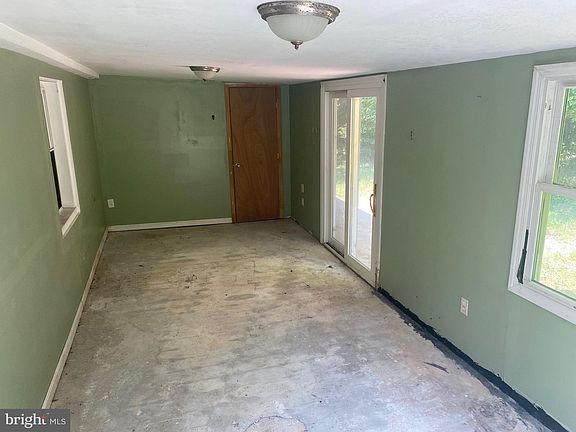 4th image of 18320 Hemlock Ln