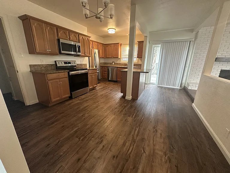 507 Bay St — Photo 5