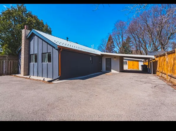 121 Paisley Blvd E, Mississauga, ON L5A 1P6