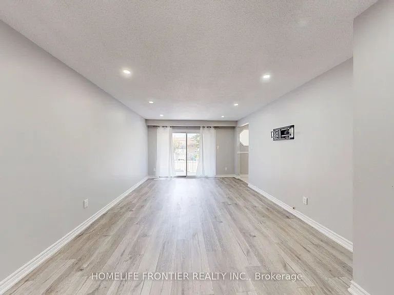337 Hansen Rd N #UPPER — Photo 6