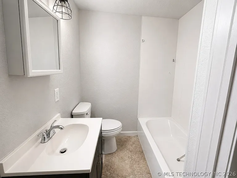 19 2nd Ave NE #B — Photo 6