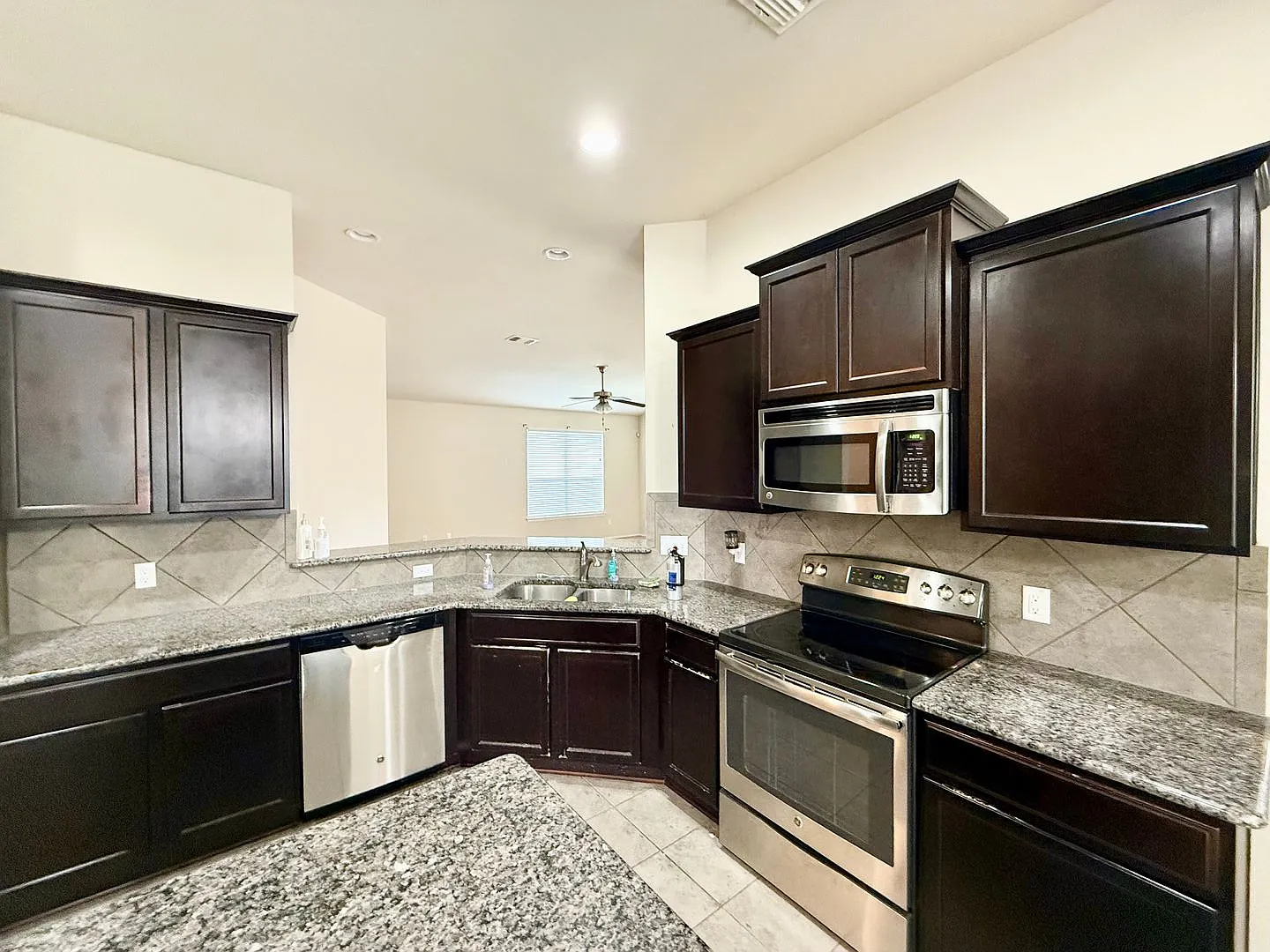 Spacious 4-Bedroom Home on Quiet Cul-de-Sac — Photo 2