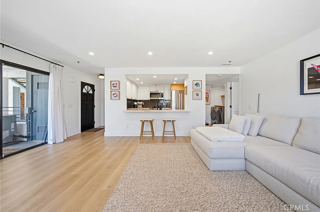 1 bed, 860 sqft, $3,350 — Photo 3