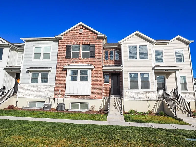 4 bed, 3.5 bath, 2400 sqft, $675 — Photo 1