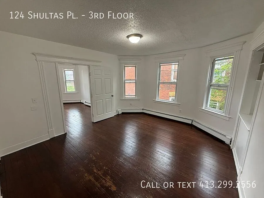 Spacious Three Bedroom Apartment Near Hartford Hospital! — Photo 2