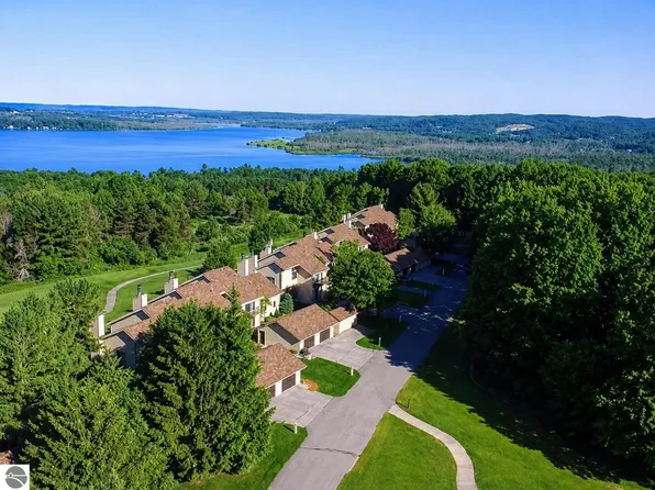 4991 N Cross Over Dr, Bellaire, MI 49615