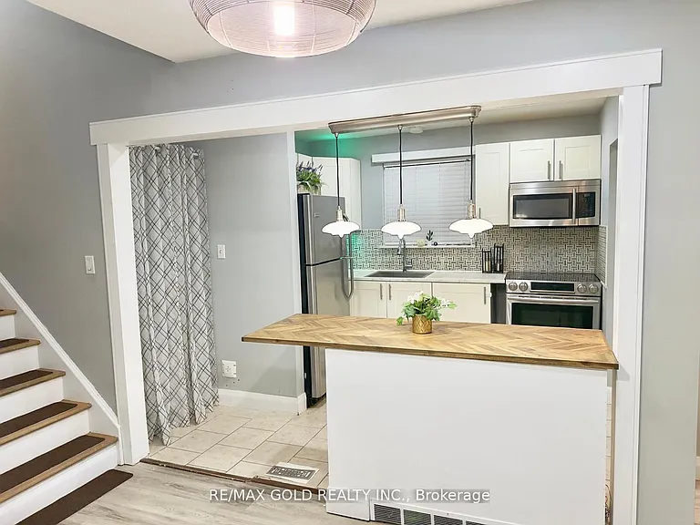 156 Mooregate Cres — Photo 4