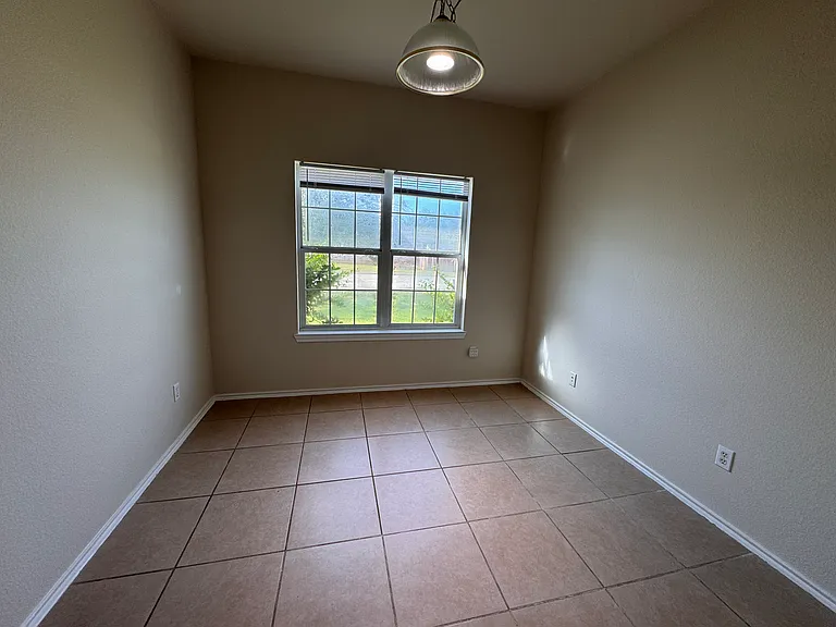 908 N Creek Blvd — Photo 3