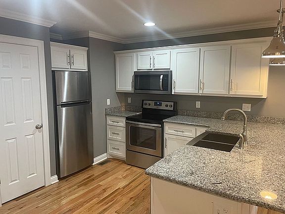 3rd image of 135 Ashkirk Ln