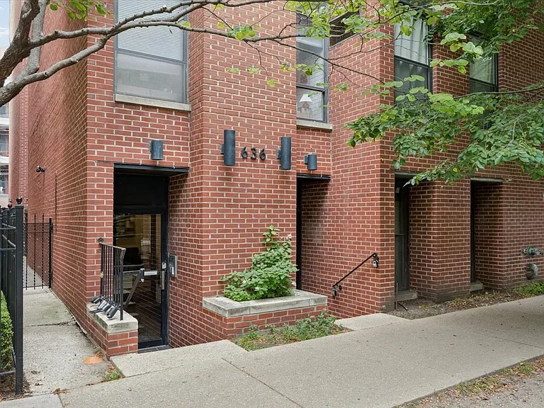 636 W Webster Ave #304 — Photo 2