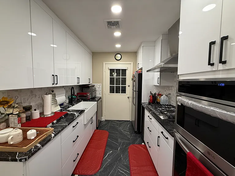 Gorgeous New Cabinetry Granite Counters, & SS appliances!