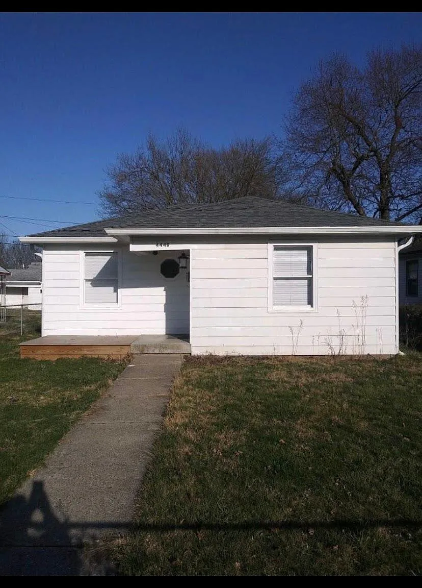 4449 Kingsley Dr — Photo 2