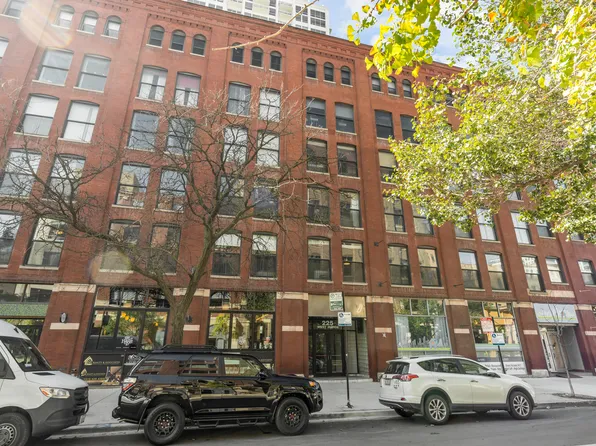 225 W Huron St APT 402, Chicago, IL 60654