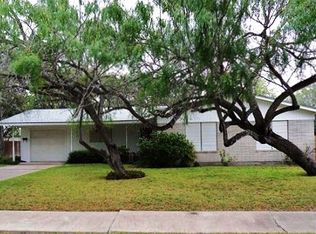 617 E 10th St, Bishop, TX 78343