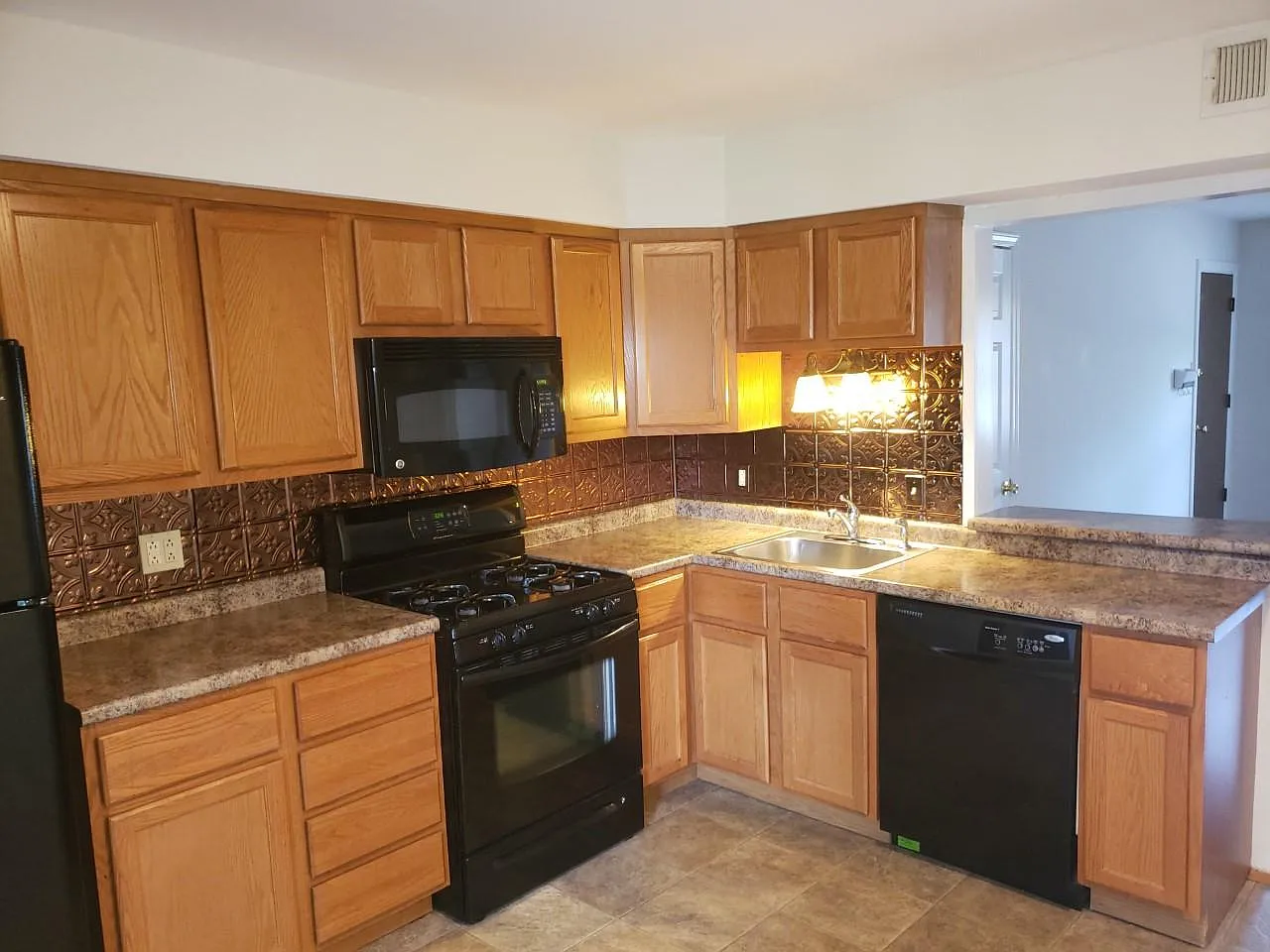2 bed, 897 sqft, $1,350 — Photo 2