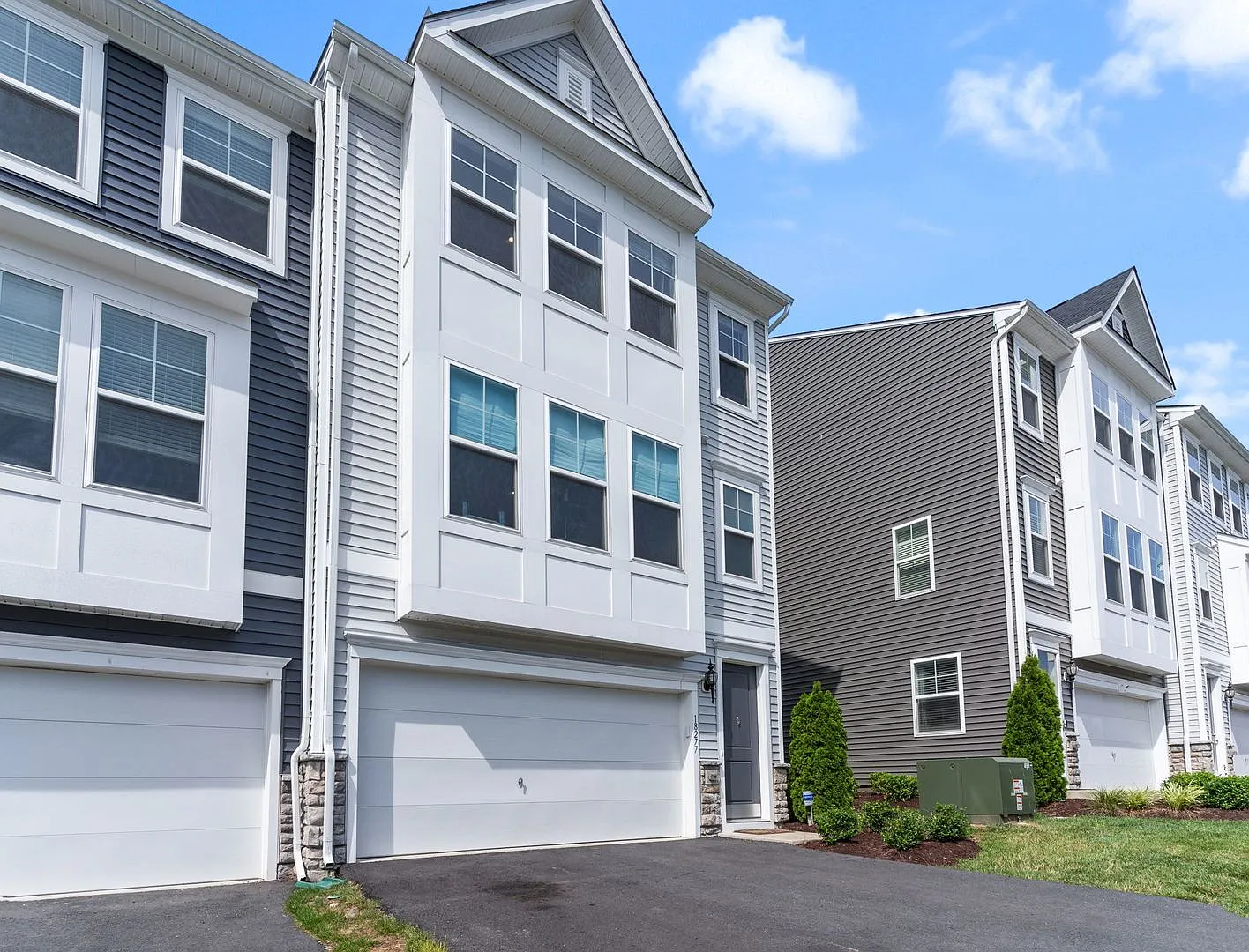 Stunning End-Unit Townhome near Quatico Marine Core Base. — Photo 3