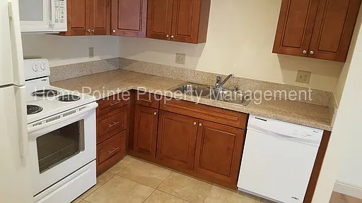 2443 Mission Ave APT 18 photo 1