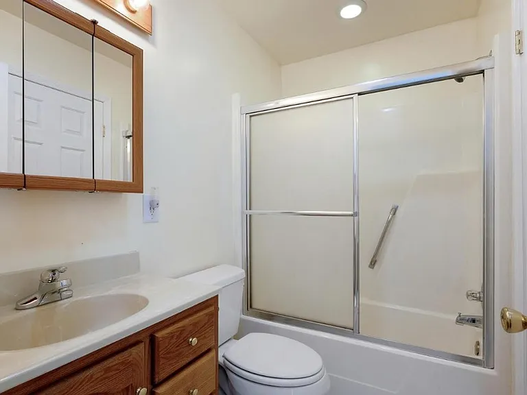 25 N Maple Ave — Photo 15