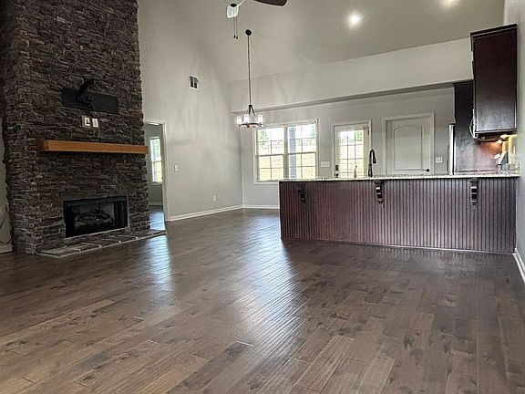 4th image of 338 Big Station Camp Blvd APT A