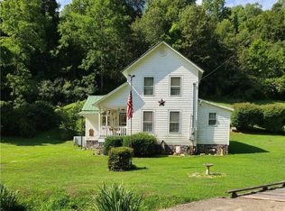 8698 Munday Rd, Elizabeth, WV 26143