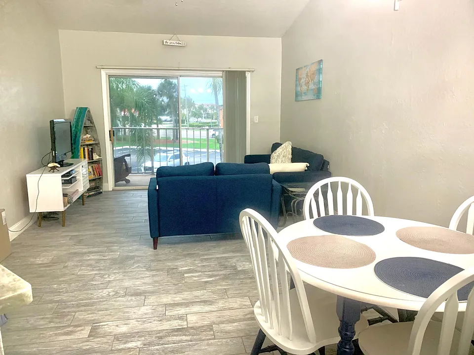 1999 Island Club Dr