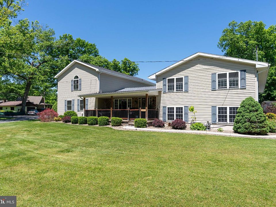1st image of 1002 Maple Ln