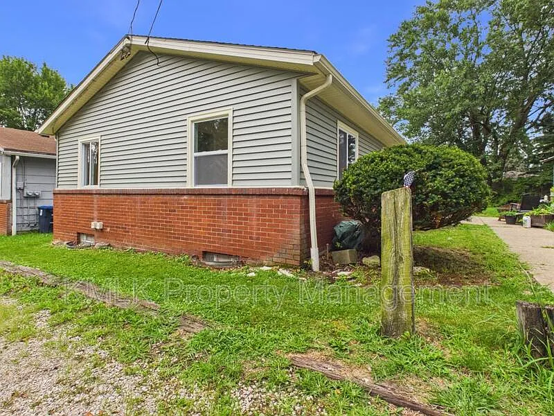 2 bed, 1.0 bath, 720 sqft, $1,100 — Photo 2
