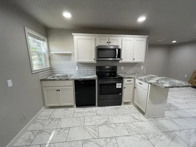 1617 N Vinita Ave — Photo 3