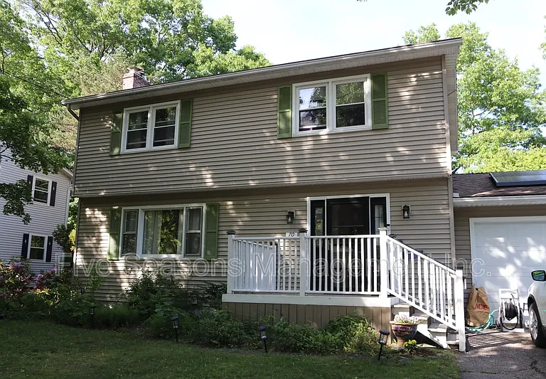 70 Pleasant Ave — Photo 2
