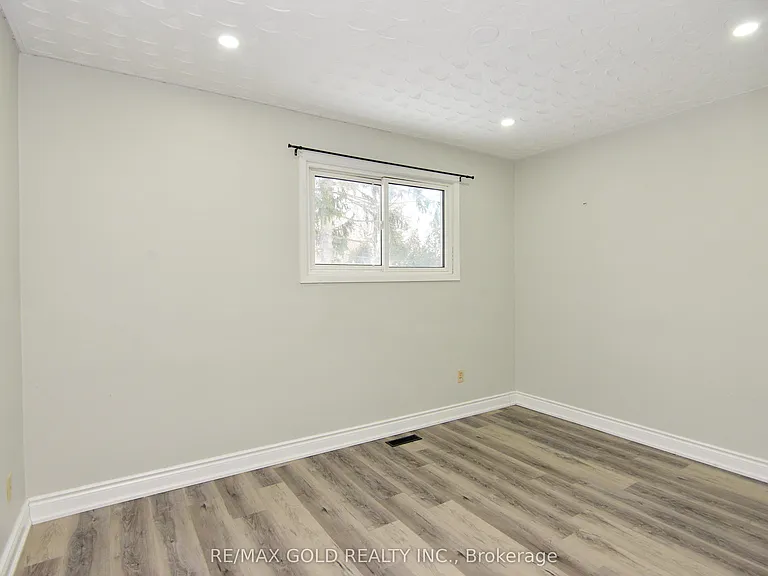 70 Greystone Cres — Photo 12