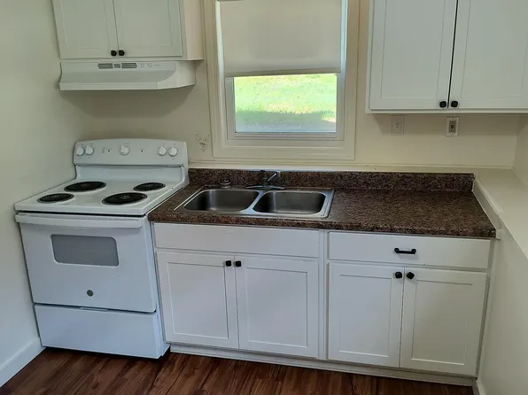 8 Renarl Ave APT 2, Pembroke, NH 03275