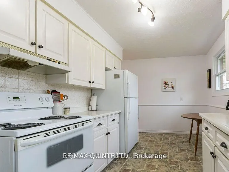 239 Dundas St W #UPPER — Photo 10