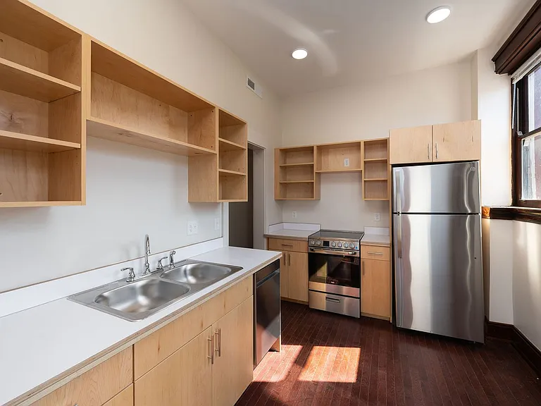 1740 Brewster Ave — Photo 18
