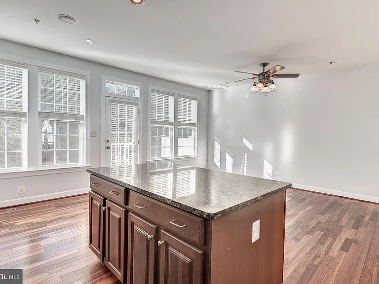 7576 Maidenhead Dr — Photo 5