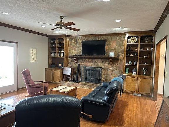 5th image of 138 Winding River Rd