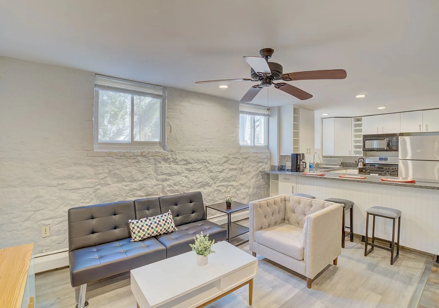 Charming & Sunny Building in East Rock! — Photo 1