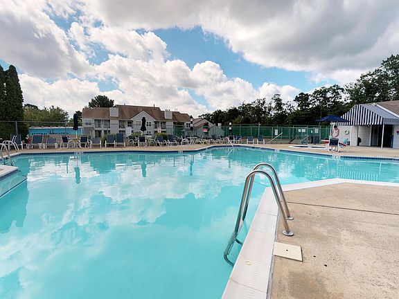 4th image of 516 Waters Edge Dr