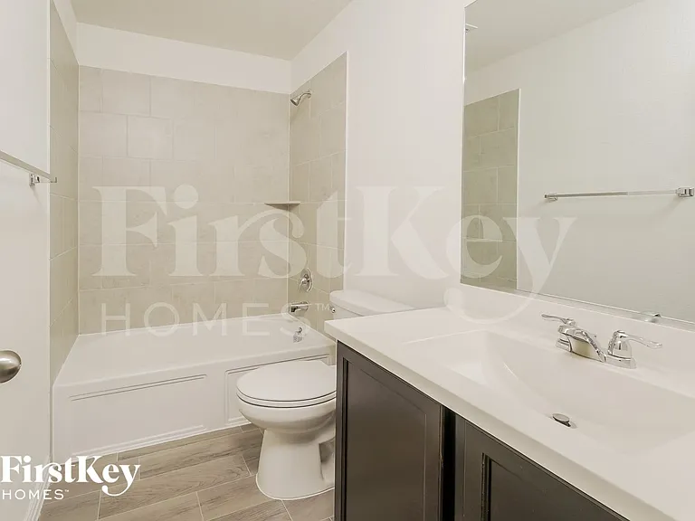 815 Silverbell St — Photo 14