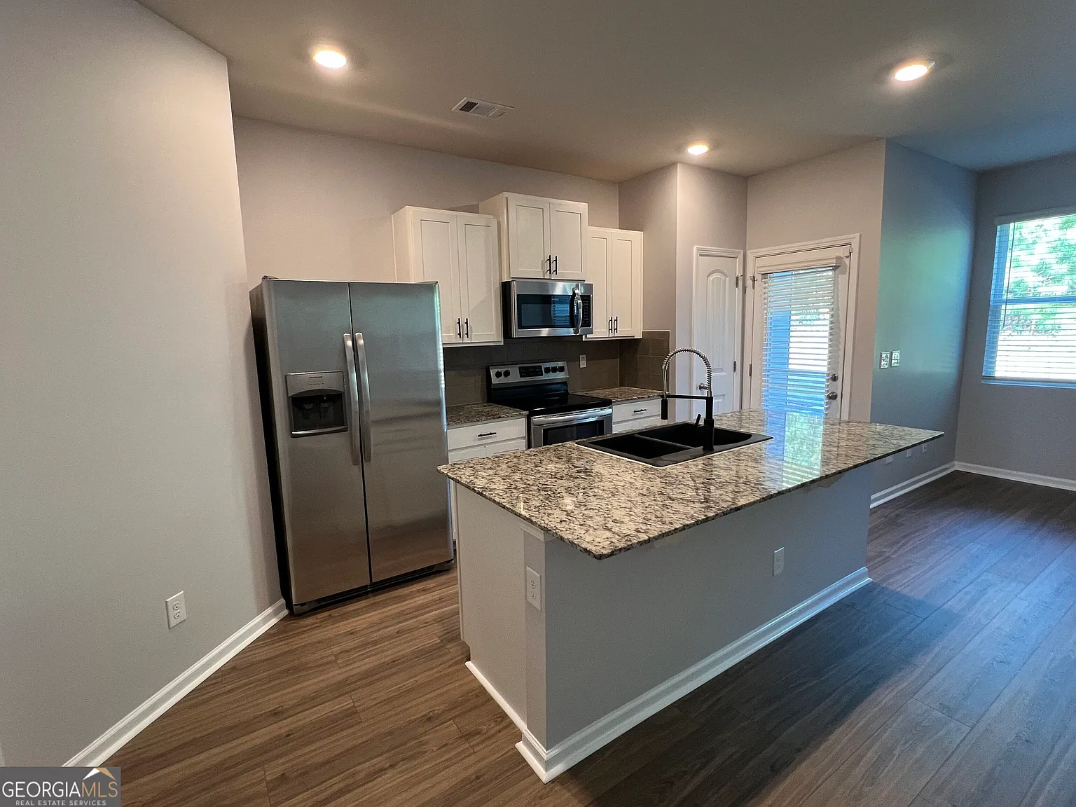 3 bed, 2.5 bath, 1500 sqft, $2,100 — Photo 2