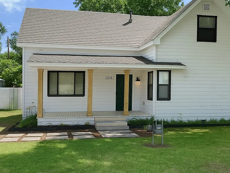 1024 E Main St — Photo 1
