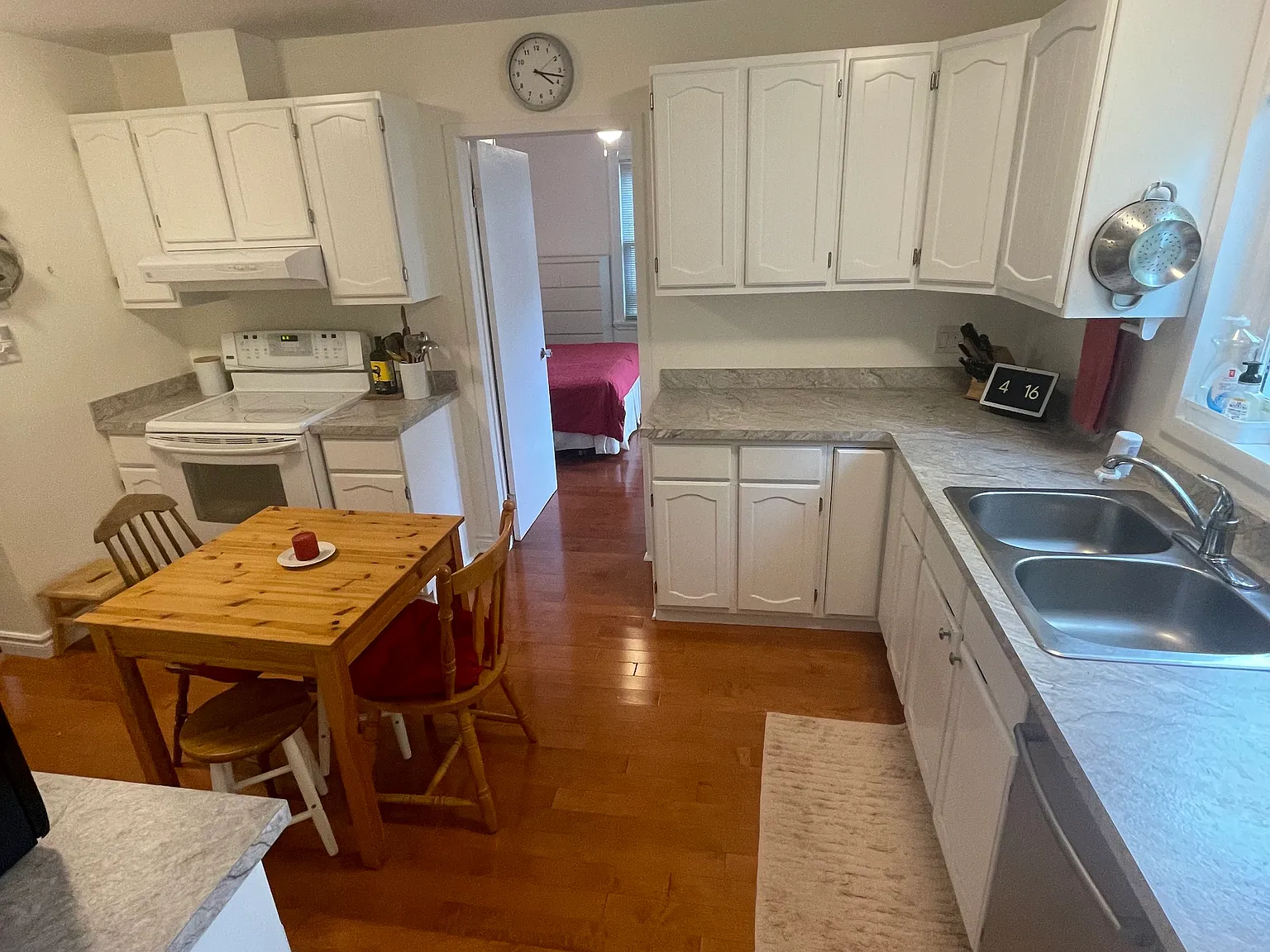 2 Bedroom Single Family Home in Dundas — Photo 4