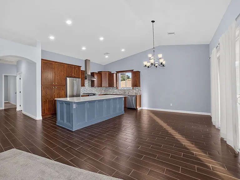 2792 S Aurora Ave — Photo 7