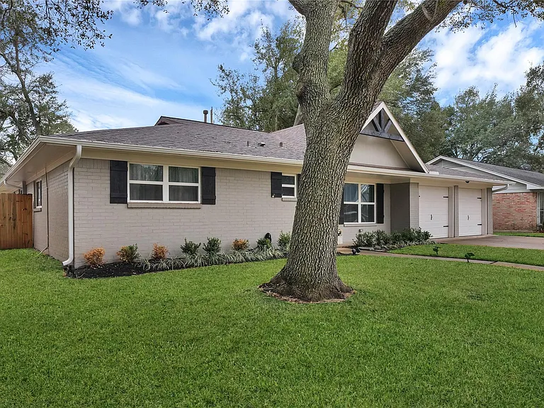 143 Bluebonnet St — Photo 2