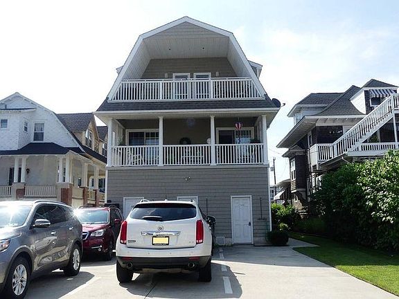 Back private parking for 3 cars, outdoor shower and porch