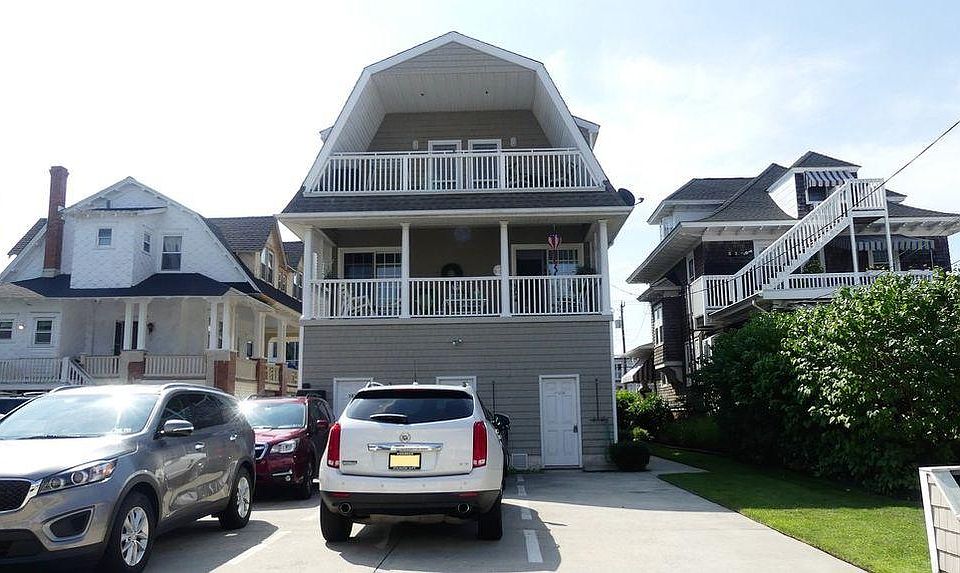 Back private parking for 3 cars, outdoor shower and porch
