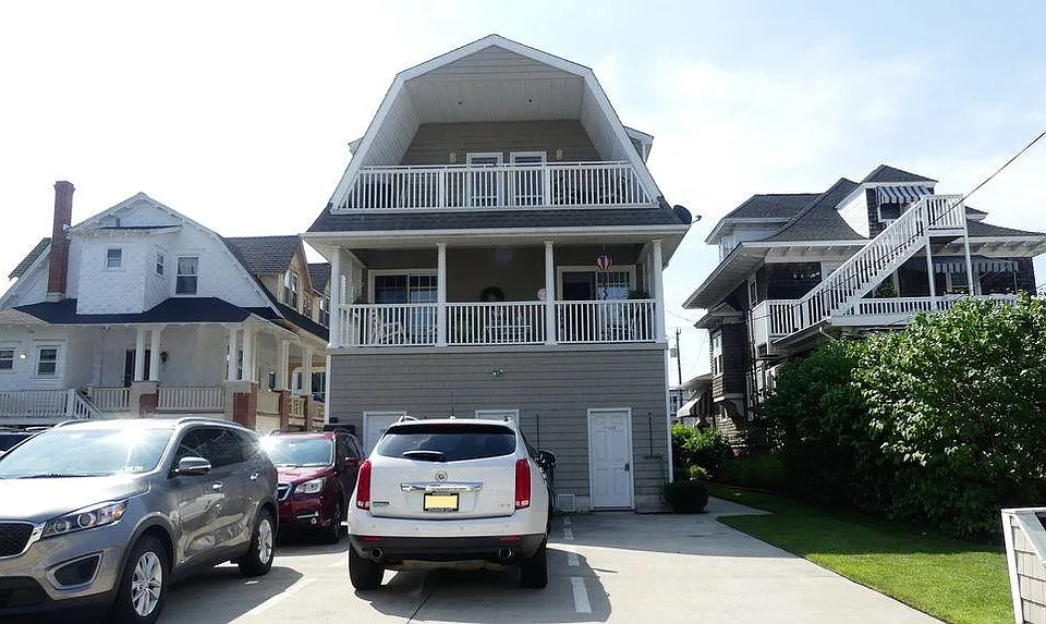 Back private parking for 3 cars, outdoor shower and porch