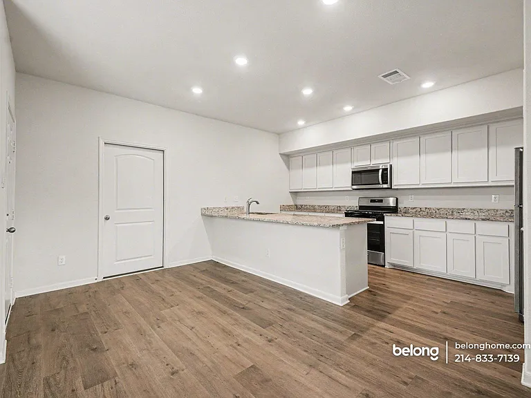 203 Marsh Ln — Photo 8