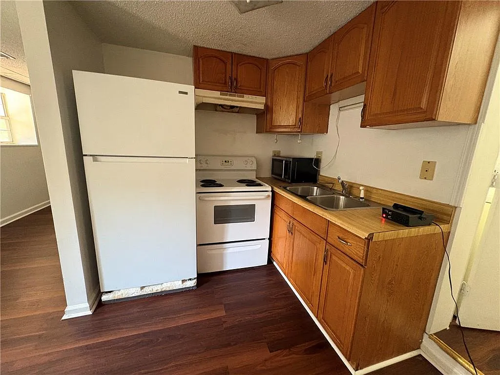 2 bed, 1.0 bath, $1,200 — Photo 3